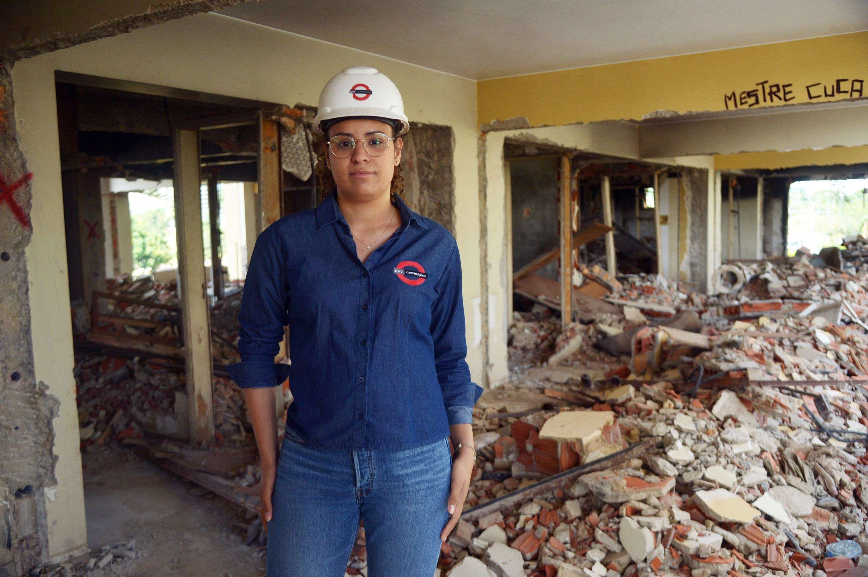 Lorrana Oliveira &eacute; a engenheira civil respons&aacute;vel pela obra