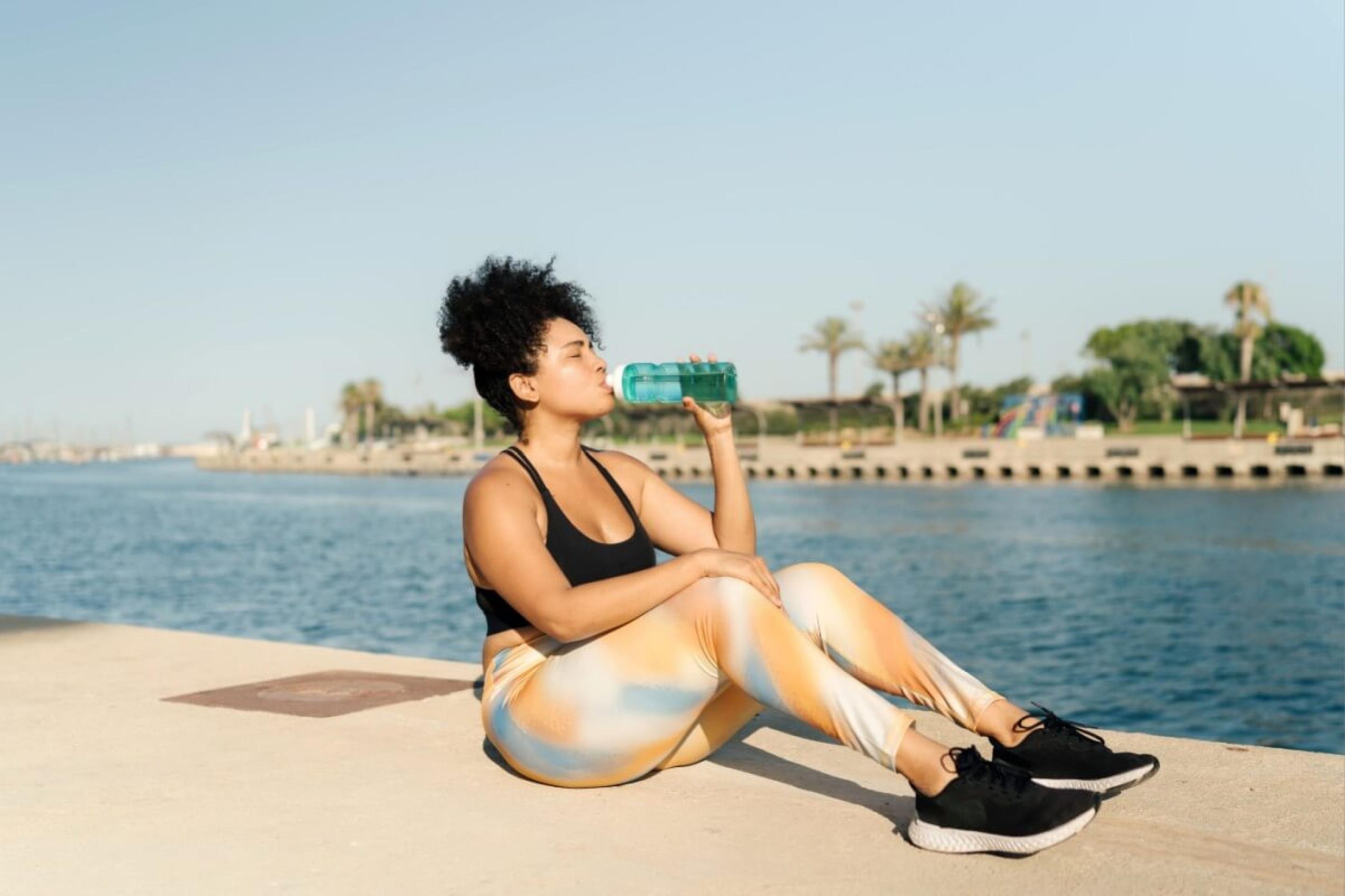 Retenção de líquido: 5 hábitos saudáveis para melhorar o bem-estar no verão 