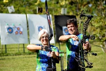 Suzana Souza e Reinaldo Pinheiro, donos de clube de arco e flecha no Lago Oeste  -  (crédito:  Fotos: Marcelo Ferreira/CB/D.A Press)