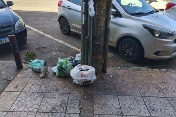 O acúmulo de lixo na calçada é reclamação comum 