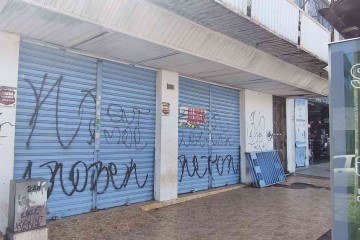  A fachada com placa de 