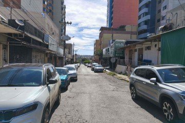 Ruas viram estacionamento devido a falta de vagas