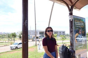 Larissa lamenta a situação da parada próxima à UnB de Ceilânadia       -  (crédito:  Bruna Gaston CB/DA Press)