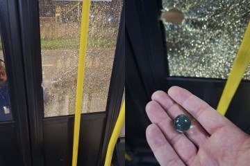 Ataques com pedras e bolinhas de gude ocorreram enquanto os ônibus estavam em operação e transportavam passageiros pela cidade -  (crédito: Material cedido ao Correio)
