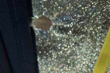 Ônibus foram depredados com pedras enquanto estavam em movimento
 -  (crédito: Divulgação/Urbi)