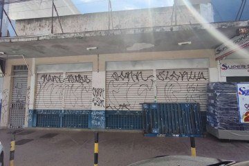 Além das lojas para alugar, diversas outras estão fechadas
