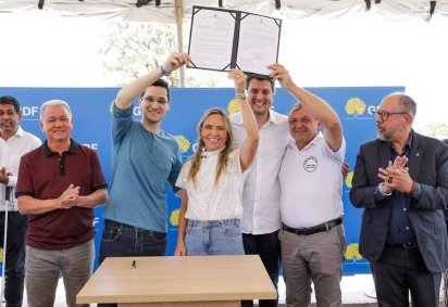 GDF assina decreto que atualiza regras do transporte escolar -  (crédito: Tony Oliveira/Ag&ecirc;ncia Brasilia) -GDF assina decreto que atualiza regras do transporte escolar -  (crédito: Tony Oliveira/Ag&ecirc;ncia Brasilia)