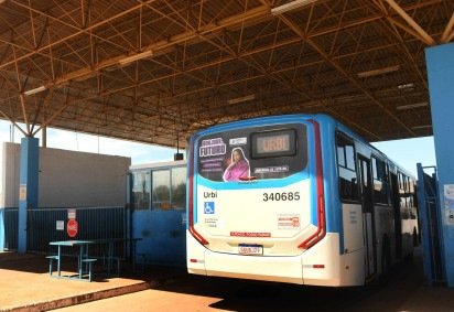  Ao menos 57 &ocirc;nibus foram alvo dos ataques e muitos tiveram de voltar &agrave; garagem da empresa Urbi para troca de vidros -  (crédito:  Ed Alves/CB/DA Press) - Ao menos 57 &ocirc;nibus foram alvo dos ataques e muitos tiveram de voltar &agrave; garagem da empresa Urbi para troca de vidros -  (crédito:  Ed Alves/CB/DA Press)