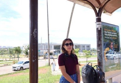 Larissa lamenta a situação da parada próxima à UnB de Ceilânadia       -  (crédito:  Bruna Gaston CB/DA Press) -Larissa lamenta a situação da parada próxima à UnB de Ceilânadia       -  (crédito:  Bruna Gaston CB/DA Press)