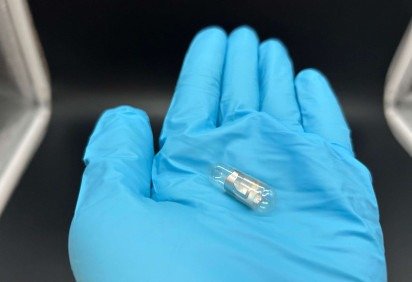 A camada externa da cápsula é feita de gelatina: antena biodegradável e microchip enviam mensagem -  (crédito: Mehmet Say) -A camada externa da cápsula é feita de gelatina: antena biodegradável e microchip enviam mensagem -  (crédito: Mehmet Say)