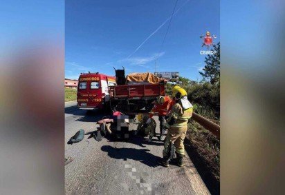 Motociclista morre após colisão com caminhão na BR-070 -  (crédito: CBMDF/Divulgação) -Motociclista morre após colisão com caminhão na BR-070 -  (crédito: CBMDF/Divulgação)