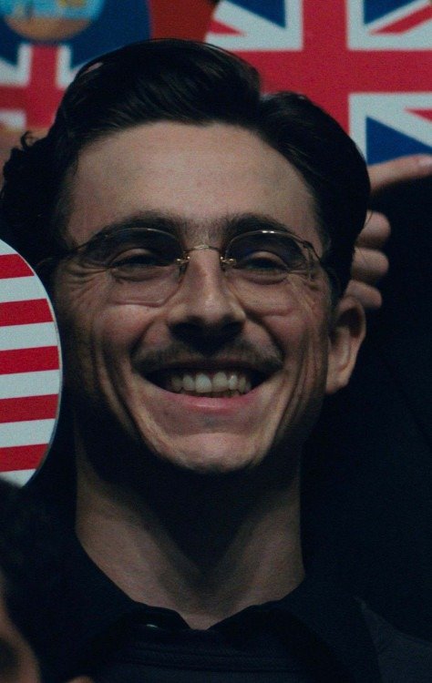  Filme. Marty Supreme concorre em oito pr&ecirc;mios no Critics Choice Awards, incluindo Melhor Filme, e tr&ecirc;s categorias no Globo de Ouro, s&atilde;o elas: Melhor Filme (Com&eacute;dia), Melhor Ator (Com&eacute;dia) para Timoth&eacute;e Chalamet e Melhor Roteiro. O longa conta com distribui&ccedil;&atilde;o da Diamond Films, a maior distribuidora independente da Am&eacute;rica Latina, e estreia em 22 de janeiro, com sess&otilde;es antecipadas a partir do dia 8. 