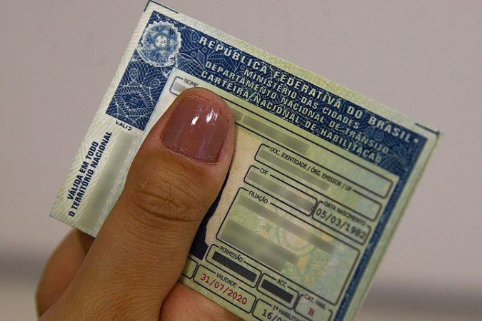 Quem desejar a versão física da CNH ainda poderá solicitá-la separadamente. Nesse caso, podem existir custos conforme as regras do estado. - (crédito: Marcello Casal Jr/Agência Brasil) Quem desejar a versão física da CNH ainda poderá solicitá-la separadamente. Nesse caso, podem existir custos conforme as regras do estado. - (crédito: Marcello Casal Jr/Agência Brasil)