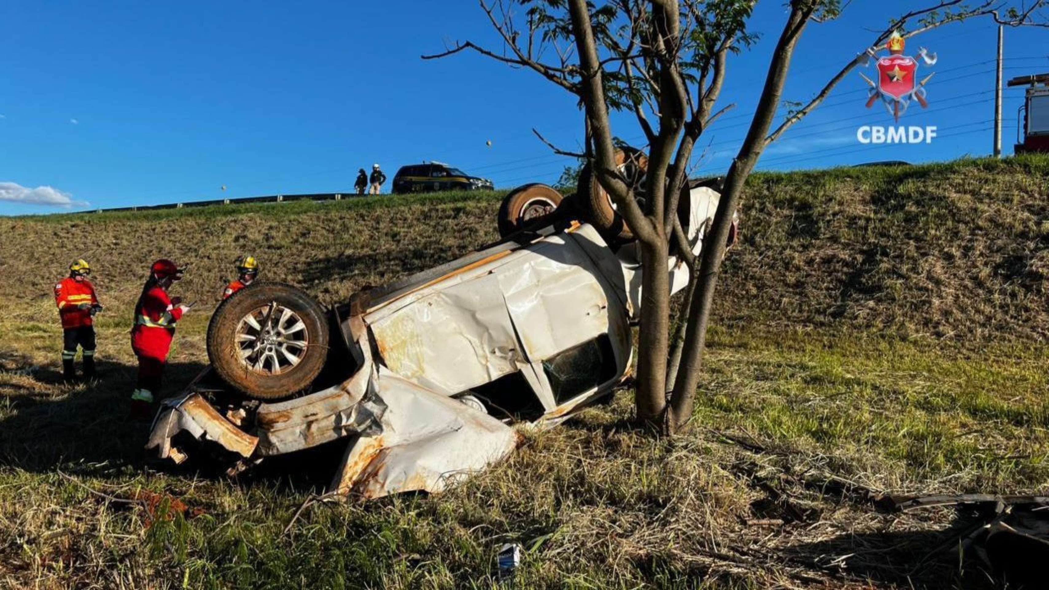 Motorista é socorrido em estado grave após capotamento na BR-060