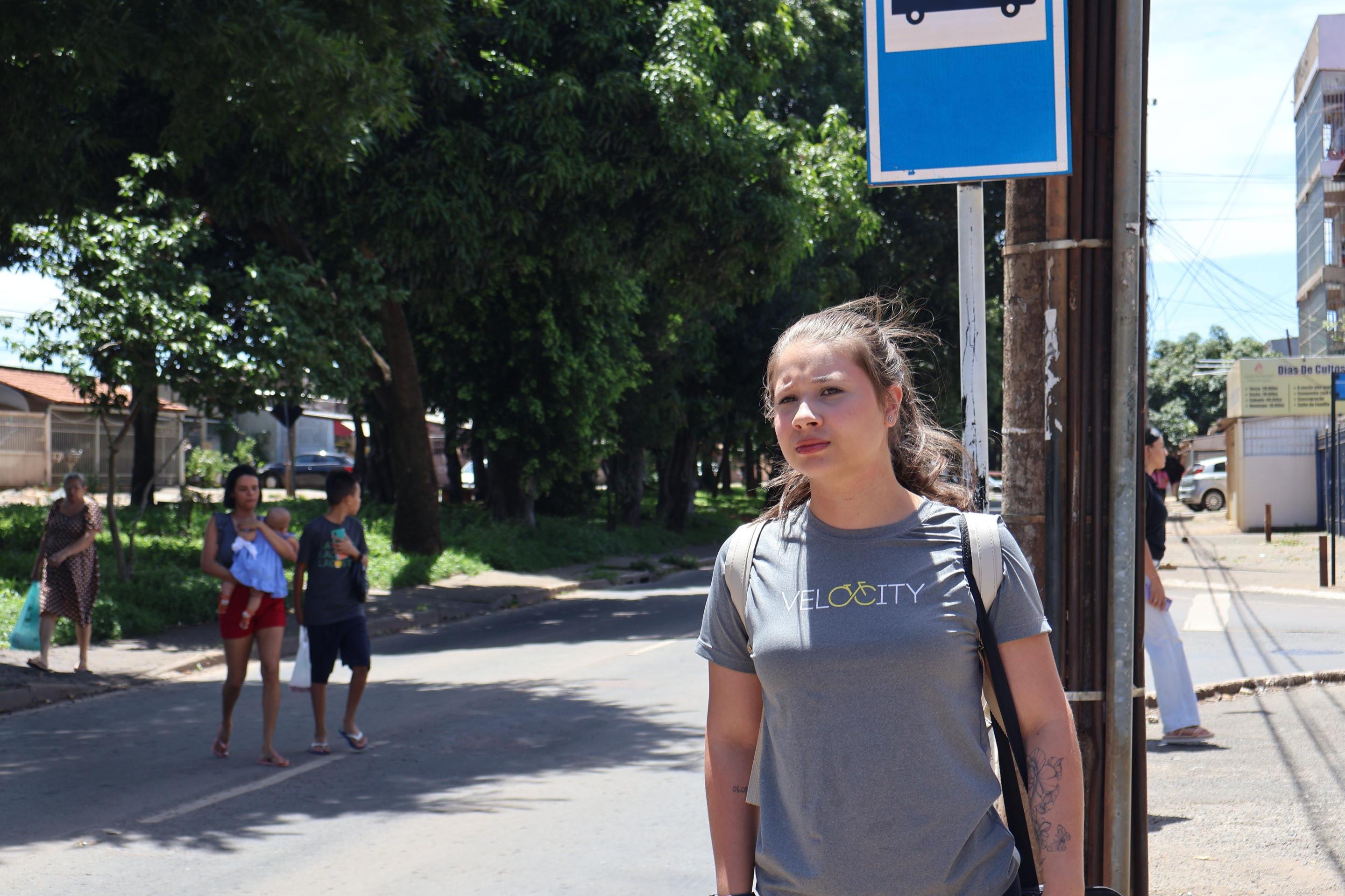 Beatriz Aparecida contou que, muitas vezes, pega &ocirc;nibus do outro lado da via para fugir da chuva no P Sul       
