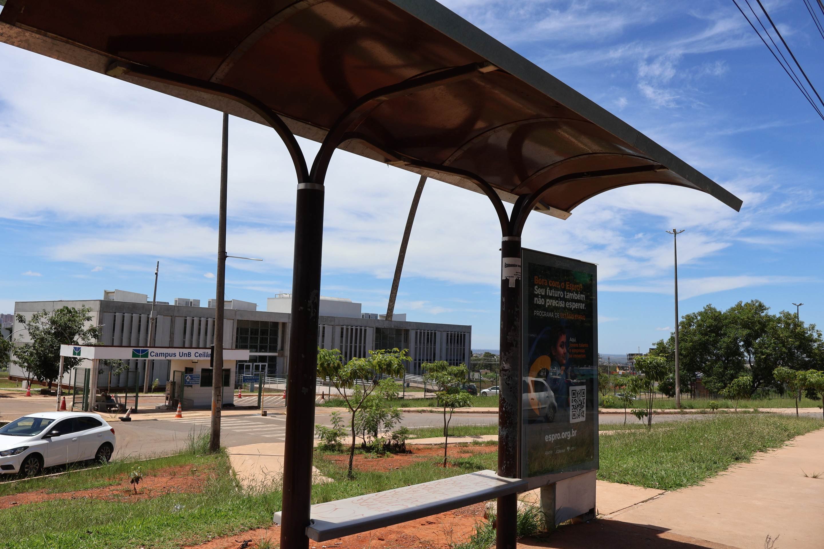Ponto de &ocirc;nibus em Ceil&acirc;ndia teve a lateral de vidro quebrada e est&aacute; com o banco solto e ferrugens no teto