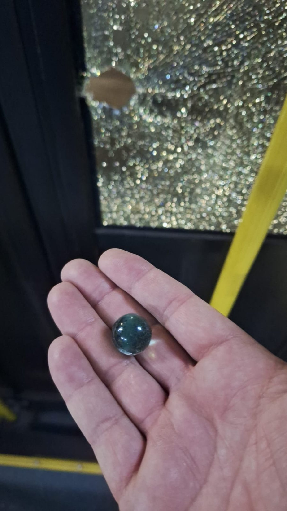 Bolas de gude foram atiradas com estilingue pelos suspeitos na noite de quinta