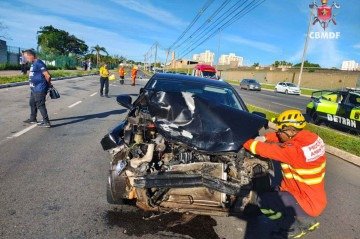 Motociclista morre em acidente envolvendo três veículos em Taguatinga
 -  (crédito: CBMDF/Divulgação)