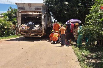 Ao chegarem ao local, os socorristas encontraram um homem caído ao solo, após ter sido atingido enquanto trafegava de bicicleta por um caminhão utilizado na coleta de lixo -  (crédito: CBMDF/Divulgação)