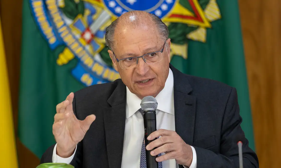 Alckmin comemorou a assinatura entre Mercosul e União Europeia e disse que acordo eleva a política comercial brasileira a novos patamares. -  (crédito: Foto: Fabio Rodrigues-Pozzebom/ Agência Brasil) -Alckmin comemorou a assinatura entre Mercosul e União Europeia e disse que acordo eleva a política comercial brasileira a novos patamares. -  (crédito: Foto: Fabio Rodrigues-Pozzebom/ Agência Brasil)