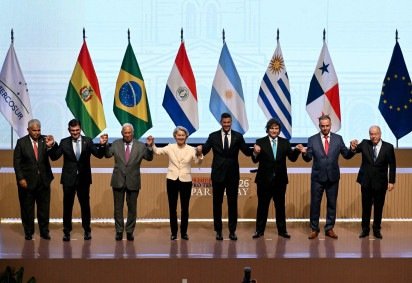  Panama's President Jose Raul Mulino, Bolivia's President Rodrigo Paz, European Council President Antonio Costa, European Commission President Ursula von der Leyen, Paraguay's President Santiago Pena, Argentina's President Javier Milei, Uruguay's President Yamandu Orsi and Brazil's Foreign Minister Mauro Vieira pose for the official picture at the end of the signing ceremony of the trade agreement between the European Union and Mercosur, at the Gran Teatro Jose Asuncion Flores of Paraguay's Central Bank in Asuncion on January 17, 2026. The South American bloc Mercosur and the European Union on January 17 signed a major trade deal that has been 25 years in the making. (Photo by Luis ROBAYO / AFP)
       -  (crédito:  AFP) - Panama's President Jose Raul Mulino, Bolivia's President Rodrigo Paz, European Council President Antonio Costa, European Commission President Ursula von der Leyen, Paraguay's President Santiago Pena, Argentina's President Javier Milei, Uruguay's President Yamandu Orsi and Brazil's Foreign Minister Mauro Vieira pose for the official picture at the end of the signing ceremony of the trade agreement between the European Union and Mercosur, at the Gran Teatro Jose Asuncion Flores of Paraguay's Central Bank in Asuncion on January 17, 2026. The South American bloc Mercosur and the European Union on January 17 signed a major trade deal that has been 25 years in the making. (Photo by Luis ROBAYO / AFP)
       -  (crédito:  AFP)