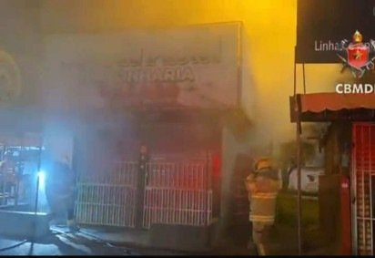 Fogo atinge quiosque na Feira dos Goianos -  (crédito: CBMDF) -Fogo atinge quiosque na Feira dos Goianos -  (crédito: CBMDF)