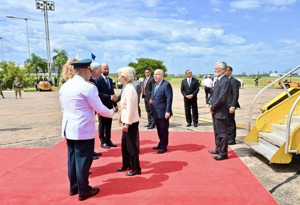 O Ministro das Relações Exteriores, Mauro Vieira, a Presidente da Comissão Europeia, Ursula von der Leyen, e o Presidente do Conselho Europeu, António Costa desembarcam em Assunção para a cerimônia de assinatura do acordo MERCOSUL- União Europeia.  -  (crédito:  Carlos Cruz/MRE)