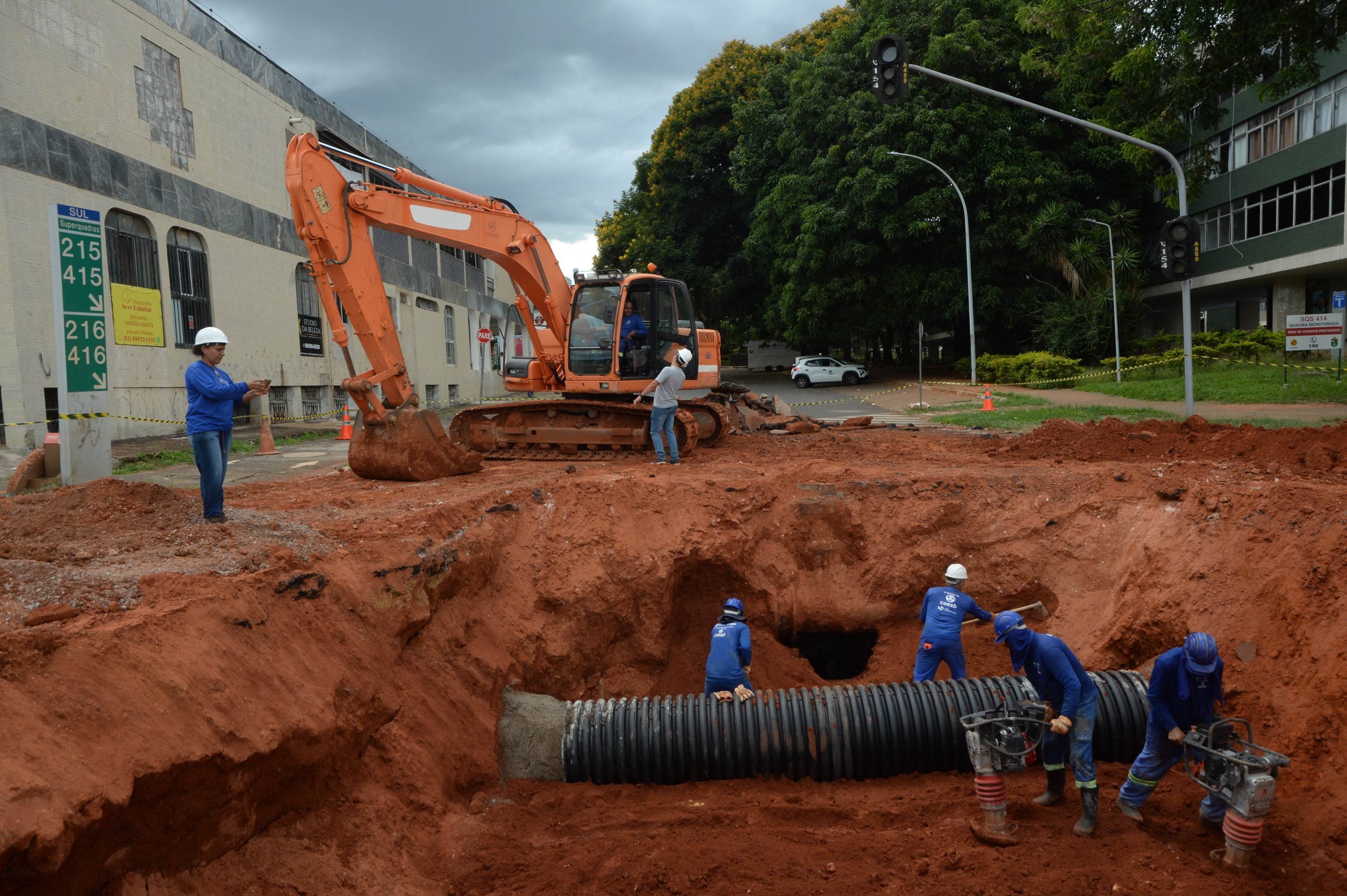 Via interditada por cratera na L2 Sul deve ser liberada nesta segunda-feira