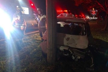 Acidente entre os dois veículos deixou duas pessoas feridas -  (crédito: Divulgação/ CBMDF)