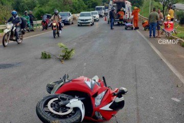 Motociclista fica ferido após acidente na ponte do Córrego Crispim, no Gama
 -  (crédito: CBMDF/Divulgação)