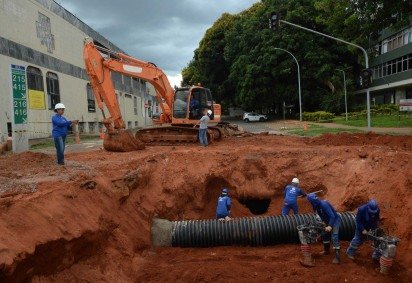 Rompimento ocorreu em uma rede de esgoto sob a L2 Sul -  (crédito:  Marcelo Ferreira/CB/D.A Press) -Rompimento ocorreu em uma rede de esgoto sob a L2 Sul -  (crédito:  Marcelo Ferreira/CB/D.A Press)