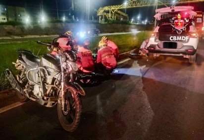 Uma via precisou ser interditada para a realização do atendimento -  (crédito: Divulgação/ CBMDF) -Uma via precisou ser interditada para a realização do atendimento -  (crédito: Divulgação/ CBMDF)