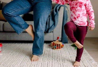 Treinar para ficar de pé sobre uma das pernas por mais tempo pode trazer uma série de benefícios -  (crédito: Getty Images) -Treinar para ficar de pé sobre uma das pernas por mais tempo pode trazer uma série de benefícios -  (crédito: Getty Images)