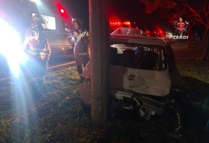 Acidente entre os dois veículos deixou duas pessoas feridas -  (crédito: Divulgação/ CBMDF) -Acidente entre os dois veículos deixou duas pessoas feridas -  (crédito: Divulgação/ CBMDF)