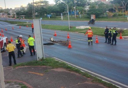 Cratera na L2 Sul mobiliza bombeiros e Pol&iacute;cia Militar -  (crédito: CBMDF/Divulgação)