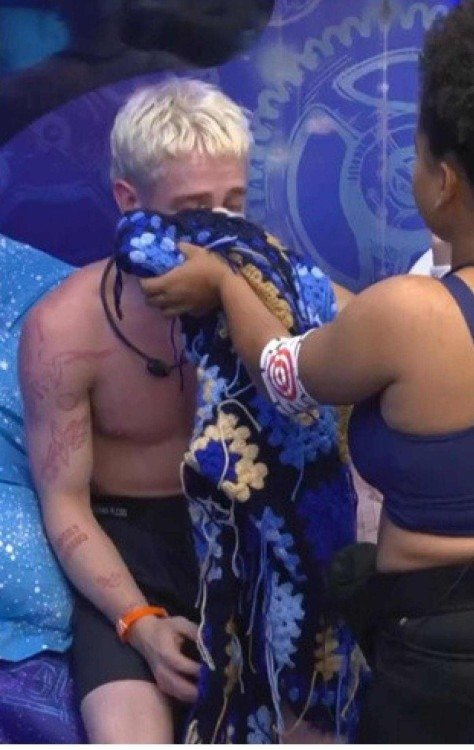 A confusão do casaco é longa é cheira de lágrimas  -  (crédito: Reprodução/TV Globo)