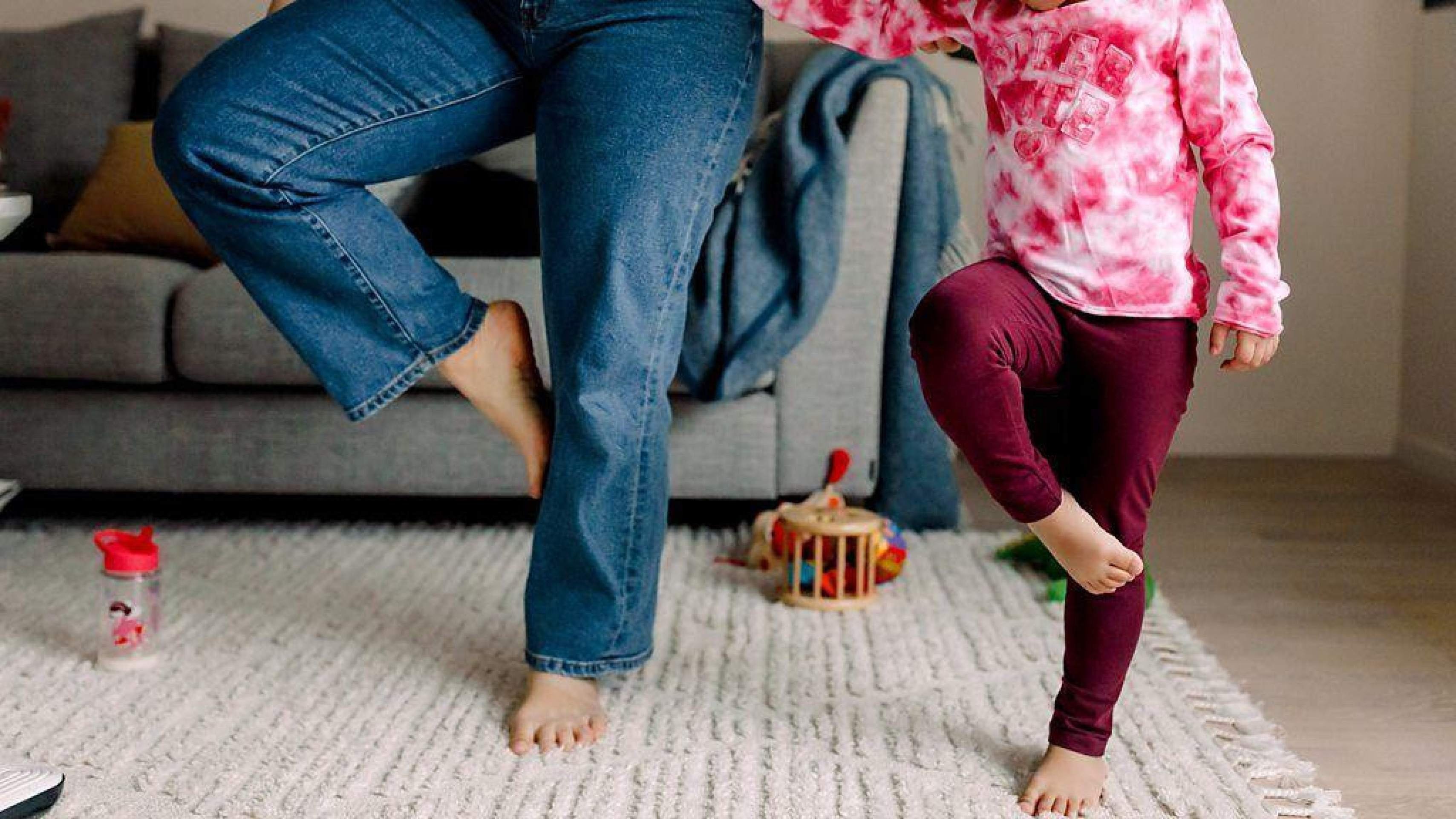 Treinar para ficar de pé sobre uma das pernas por mais tempo pode trazer uma série de benefícios -  (crédito: Getty Images)