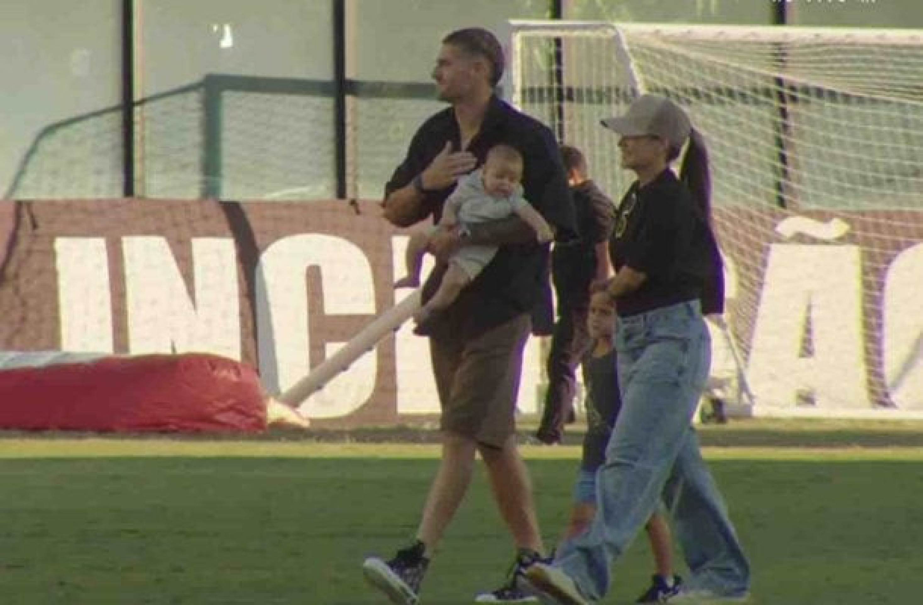 Atacante, que não vai a campo, se despede dos torcedores em São Januário antes de time enfrentar o Nova Iguaçu; jogador se emociona -  (crédito: Jogada 10 - Esportes)