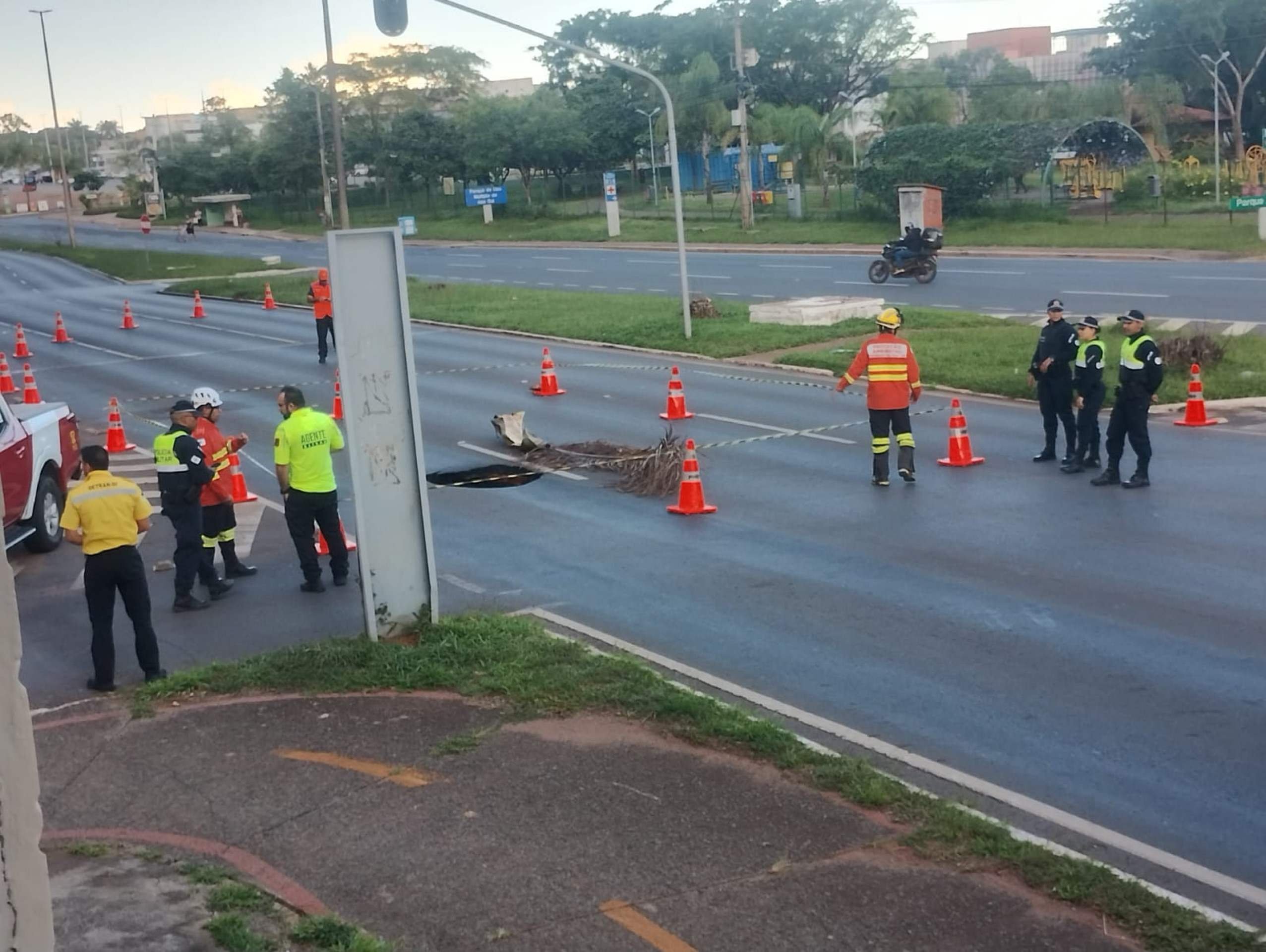 Cratera na L2 Sul mobiliza bombeiros e Pol&iacute;cia Militar