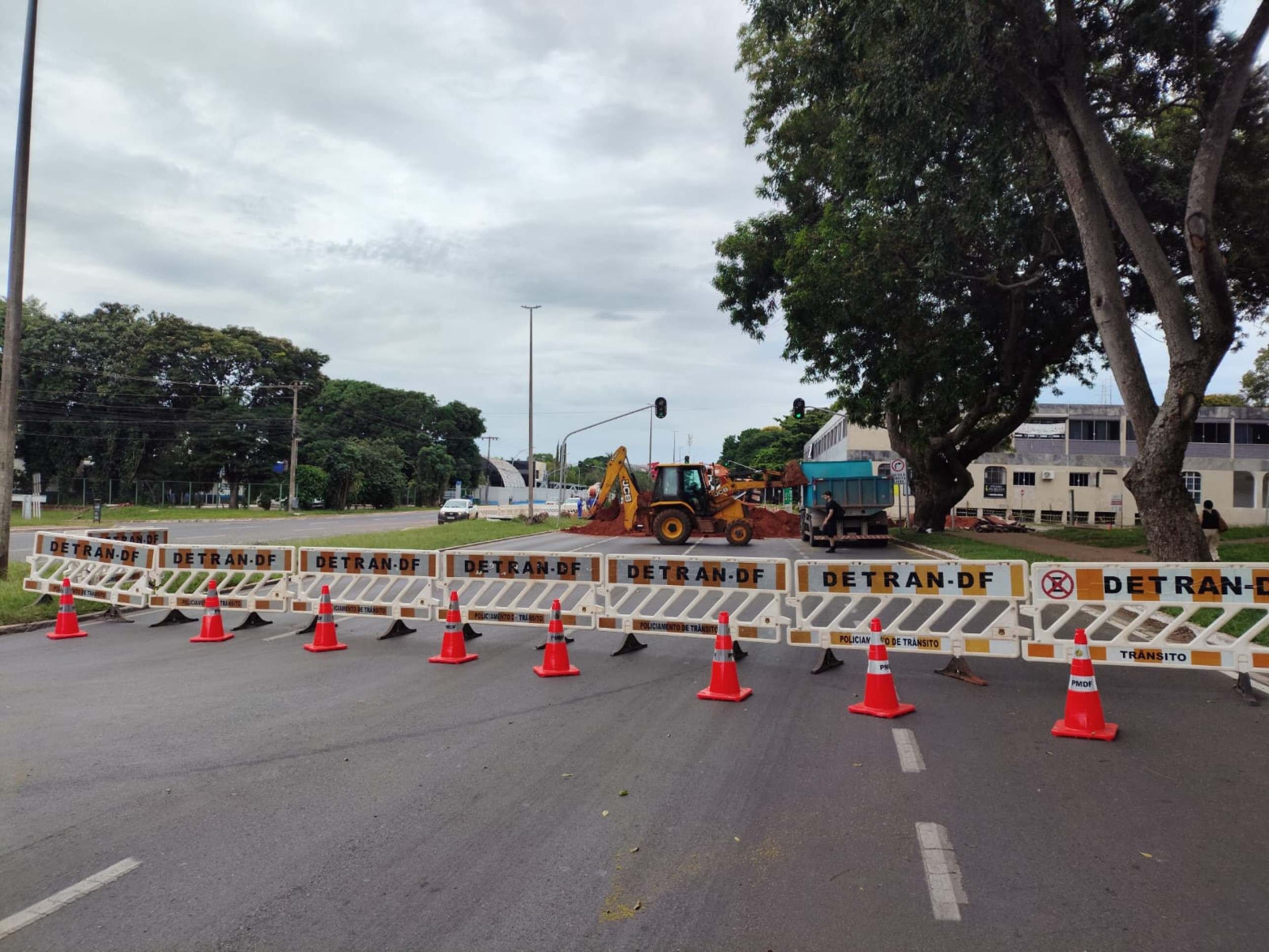 Pol&iacute;cia Militar interdita L2 Sul ap&oacute;s cratera no asfalto