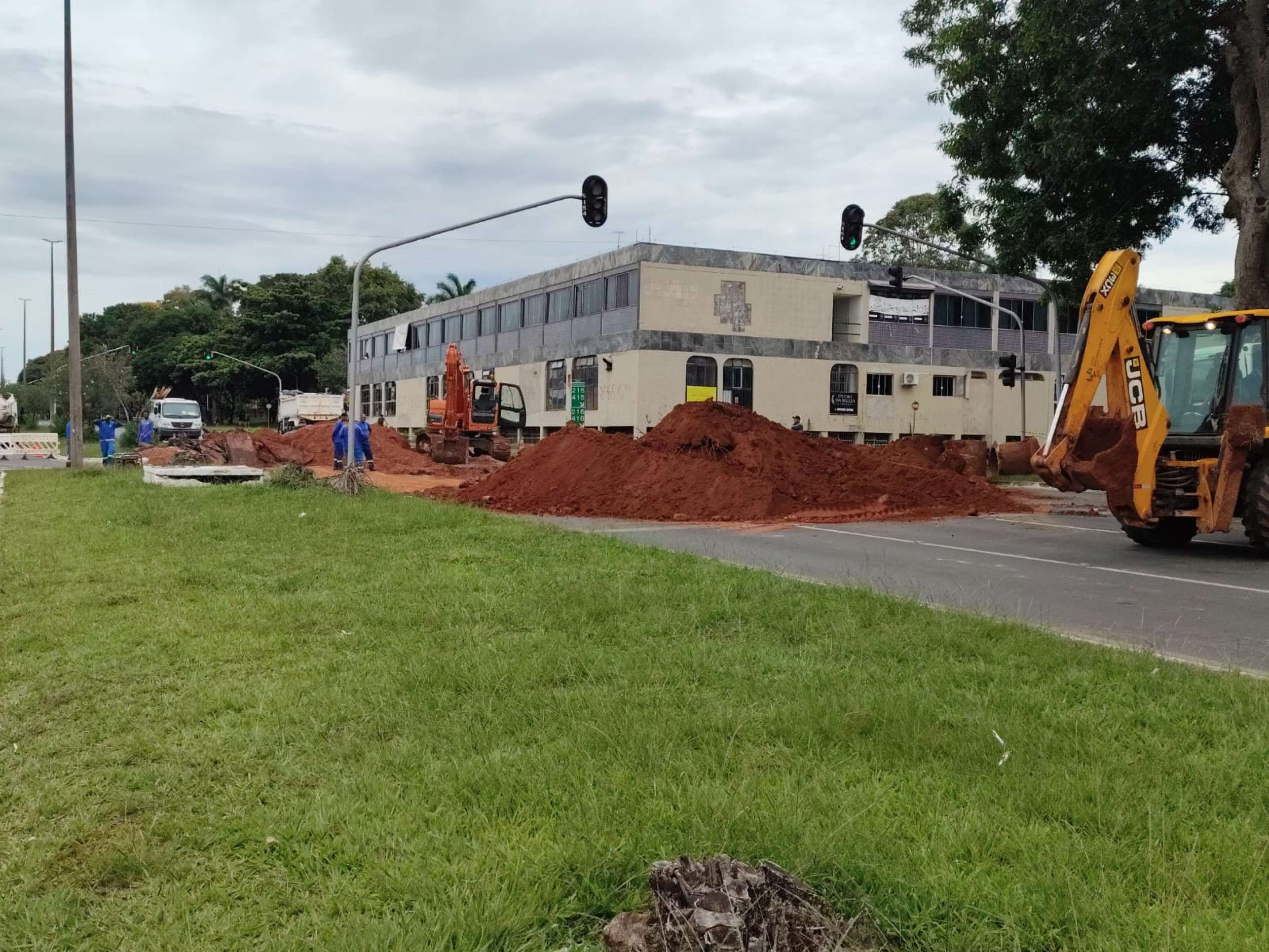 Equipes trabalham em cratera que abriu na L2 Sul