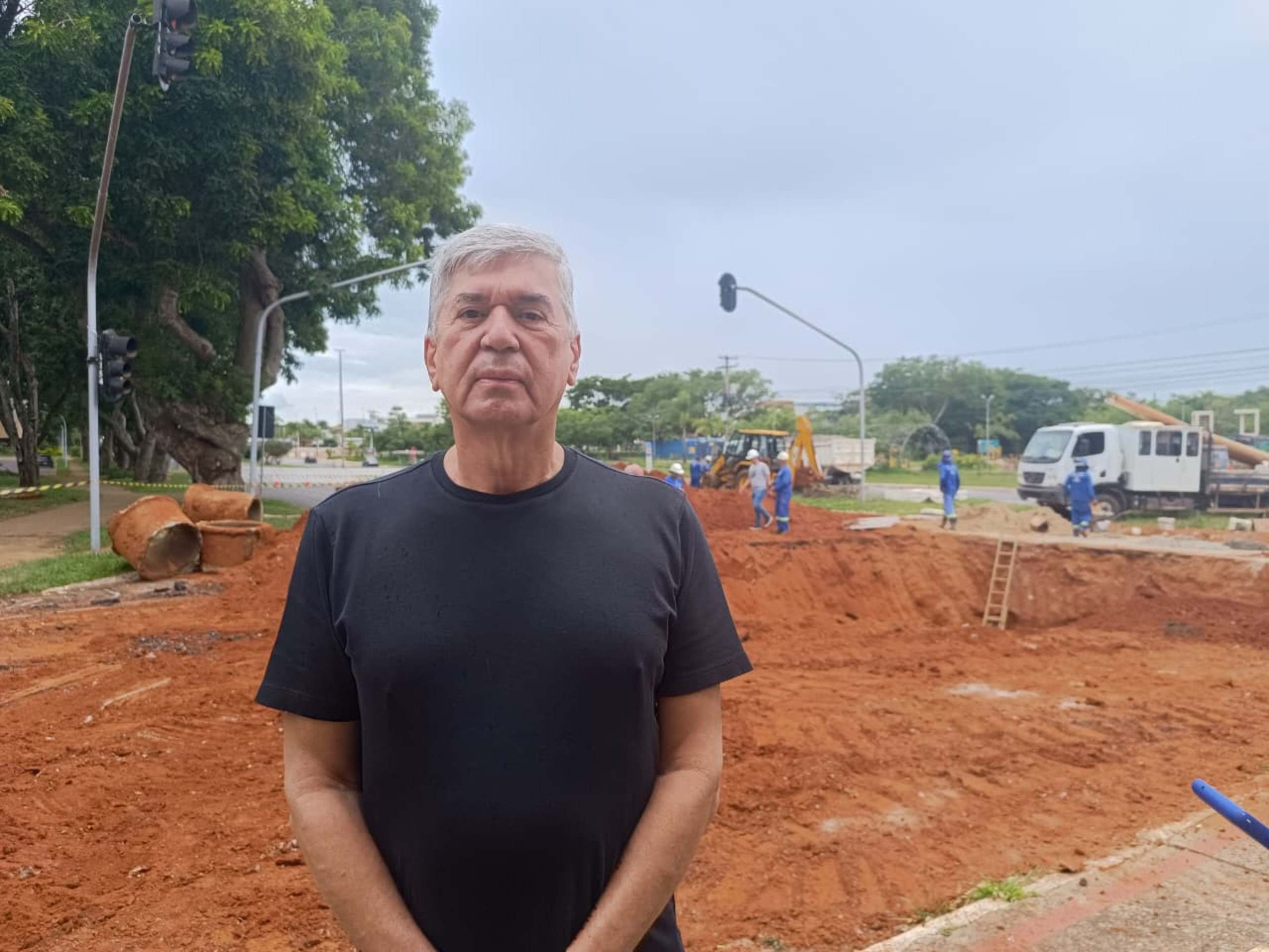 Presidente da Caesb, Lu&iacute;s Ant&ocirc;nio Reis, na cratera da L2 Sul.