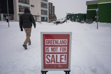 Cartaz exibido no cenário glacial de Nuuk repele as pretensões de Trump sobre o território: 'A Groenlândia não está à venda' -  (crédito:  Jonathan Nackstrand/AFP)