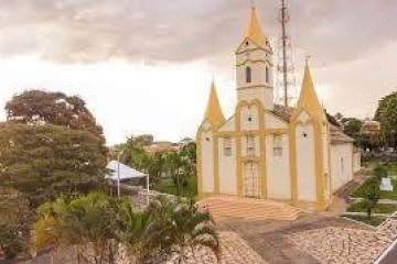 Vítima foi levada para atrás da igreja de Pedreiras, ponto turístico de Rio Paranaíba -  (crédito: Redes sociais)