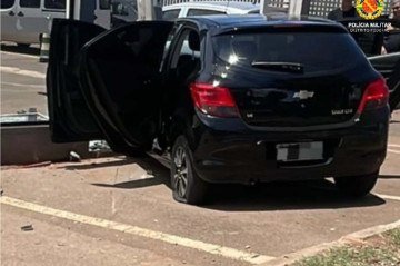 Duas mulheres são presas após roubo de veículo e batida em igreja do P.Sul -  (crédito: PMDF/Divulgação)