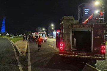 Pedestre ficou ferido após ser atropelado por carro -  (crédito: Divulgação/CBMDF) -Pedestre ficou ferido após ser atropelado por carro -  (crédito: Divulgação/CBMDF)