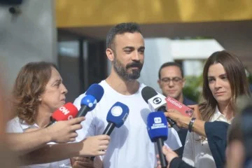 Os filhos de Raul, Bruno e Julia Jungmann, durante o velório do pai, nesta segunda-feira (19/1) -  (crédito: Ed Alves / CB / DA Press)