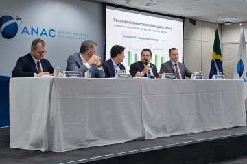 Diretor-presidente da Anac, Thiago Faierstein, participa de conversa com jornalistas ao lado do ministro de Portos e Aeroportos,  Silvio Costa Filho -  (crédito: Foto: Francisco Artur de Lima )