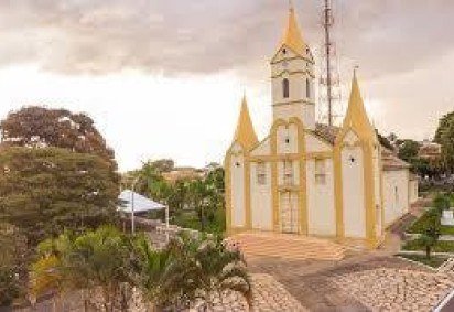 Vítima foi levada para atrás da igreja de Pedreiras, ponto turístico de Rio Paranaíba -  (crédito: Redes sociais)