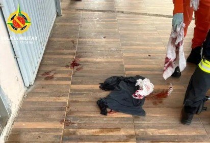 O homem tomou três facadas na região do pescoço -  (crédito: Reprodução:PMDF) -O homem tomou três facadas na região do pescoço -  (crédito: Reprodução:PMDF)